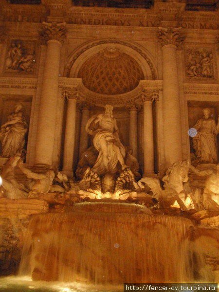 У фонтана Треви Рим, Италия