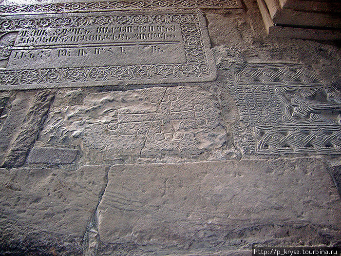 Могильные плиты в полу монастыря Ванк, Азербайджан