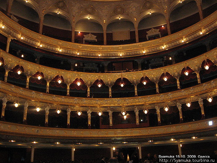 Архитектура зрительного зала рассчитана на 1664 места. В зрительном зале зрители располагаются в партере, ложах бенуара, бельэтажа, 1-го и 2-го ярусов и на галерке. Одесса, Украина