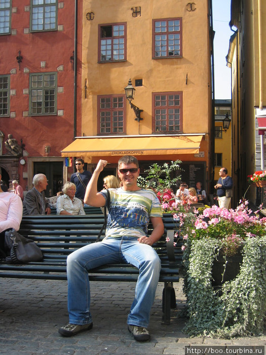 позади меня пользующаяся популярностью гей-кофейня в Старом Городе с весьма симпатичным официантом ;) Стокгольм, Швеция