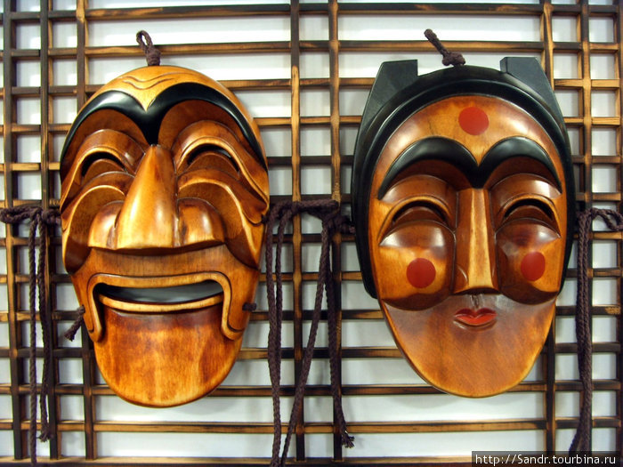 Вот такие маски делают в деревне близ города Андон Чонджу, Республика Корея