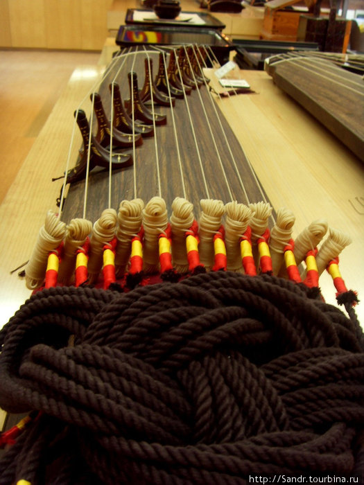 Этот инструмент называется каягым. У него может быть разное количество струн. Самый распространенный – двенадцати-струнный. Чонджу, Республика Корея