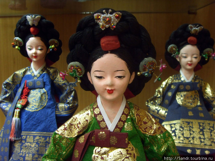 Еще в различных галереях деревни часто встречаются куклы ручной работы. Чонджу, Республика Корея
