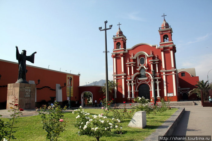 Статуя Святой Розы и монастырская церковь Лима, Перу