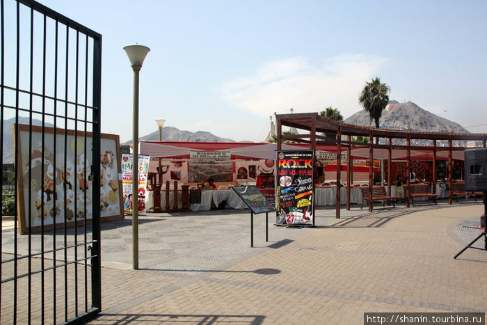 В парке Ла Муралла создан рынок с сувенирами со всех концов страны Лима, Перу