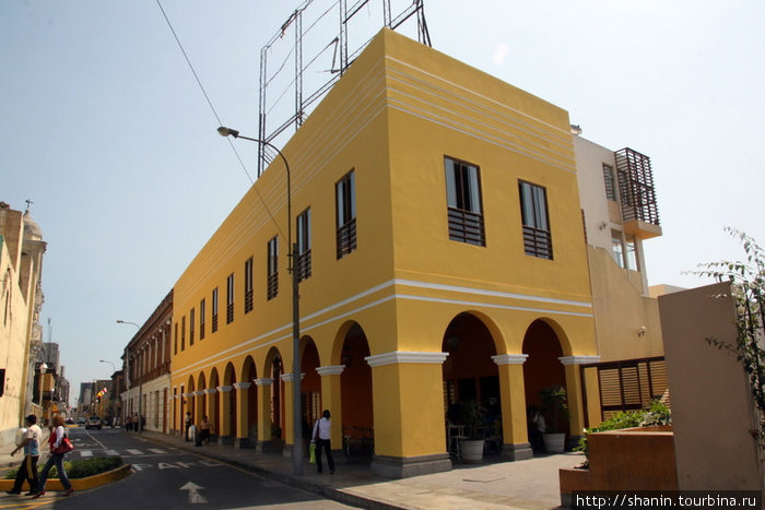 От реки начинается ведущая в центр улица Лима, Перу От реки начинается ведущая в центр улица Лима, Перу