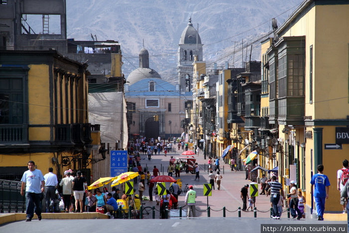 Дорога к церкви Лима, Перу Дорога к церкви Лима, Перу