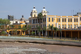 Колокольни церкви Святого Франциска возвышаются над старыми зданиями центра Лимы