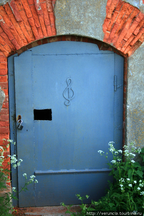 Интересно, что находилось за этой дверью со скрипичным ключом? Если верить карте,павильон дальномера Петрушевского. Кронштадт, Россия