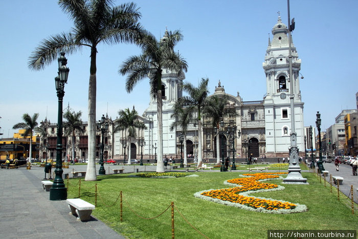 На углу площади Лима, Перу