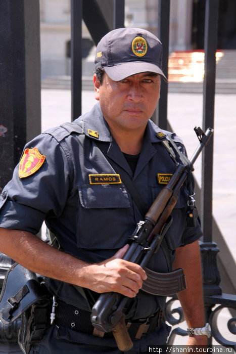 Охранник Президентского дворца — с автоматом Калашникова Лима, Перу Охранник Президентского дворца — с автоматом Калашникова Лима, Перу