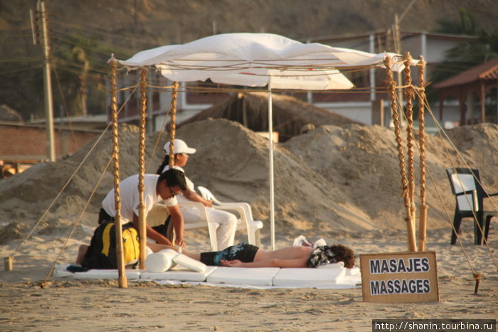 Массаж делают прямо на пляже Манкора, Перу