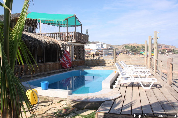 Бассейн в гостинице на берегу океана Манкора, Перу