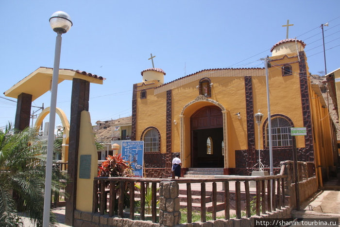 Поселковая церковь стоит на центральной улице Манкора, Перу