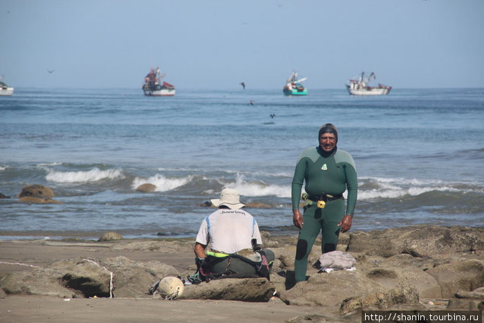 Аквалангист на берегу моря Манкора, Перу
