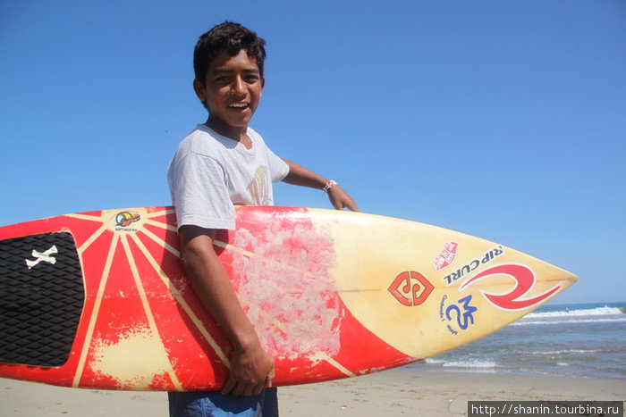 Юный серфингист — из местных Манкора, Перу