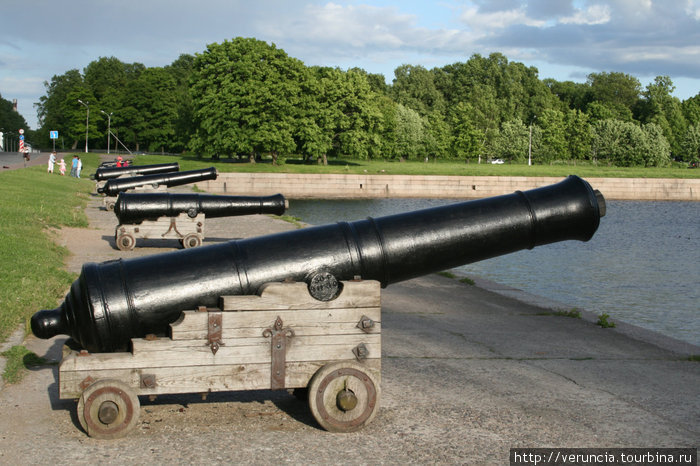 Пушки с пристани палят, кораблю пристать велят. Кронштадт, Россия Пушки с пристани палят, кораблю пристать велят. Кронштадт, Россия