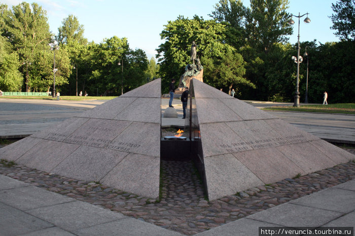 Вечный огонь у памятника борцам за дело революции. Кронштадт, Россия Вечный огонь у памятника борцам за дело революции. Кронштадт, Россия