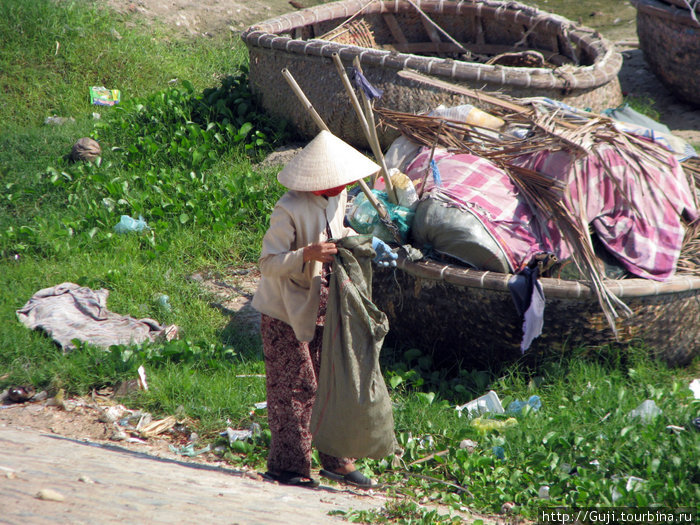 Местные жители собирают пластиковые бутылки Вьетнам