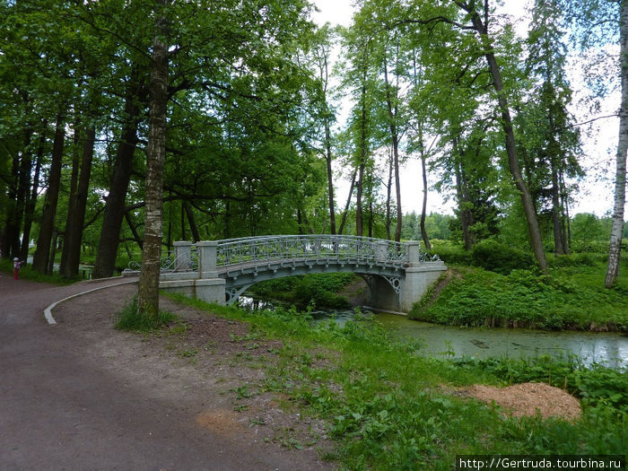 Отреставрированный мостик в Большом парке. Гатчина, Россия