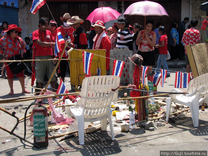 Около Kao San Road ночью (11.04.2010) был уничтожен палаточный городок протестующих. Убито 6 человек. Бангкок, Таиланд