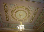Потолок, украшенный позолоченной лепниной.