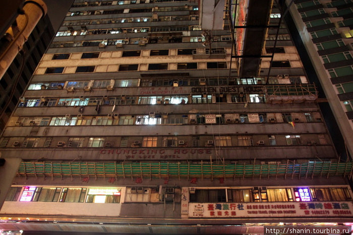 В этом доме на центральной улице Коулона расположены ДЕСЯТКИ дешевых — по гонконгским меркам — гостиниц.