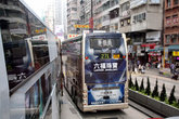 Двухэтажные автобусы на гонконгской улице