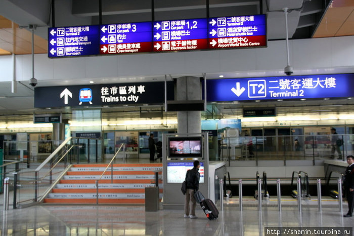 Гонконгский аэропорт — огромный, но ориентироваться в нем легко даже без знания китайского языка. Все надписи продублированы на английском.