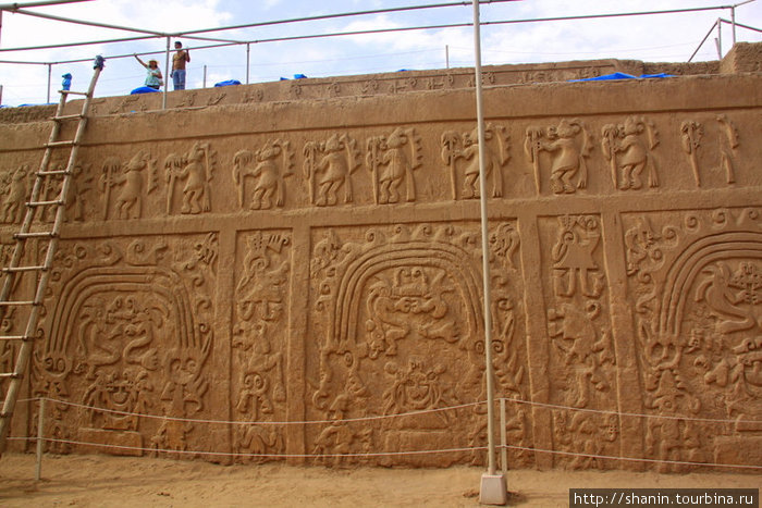Туристы на стене храма Трухильо, Перу