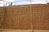 Туристы на стене храма