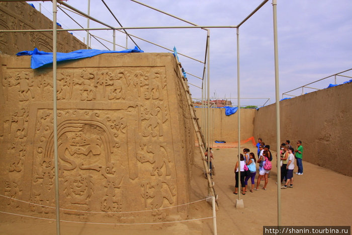 Туристы на экскурсии в храме Трухильо, Перу