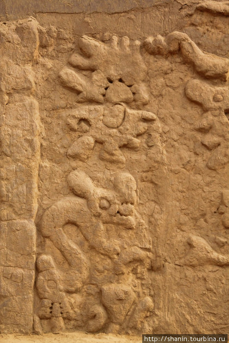 Барельеф на глинобитной стене Трухильо, Перу