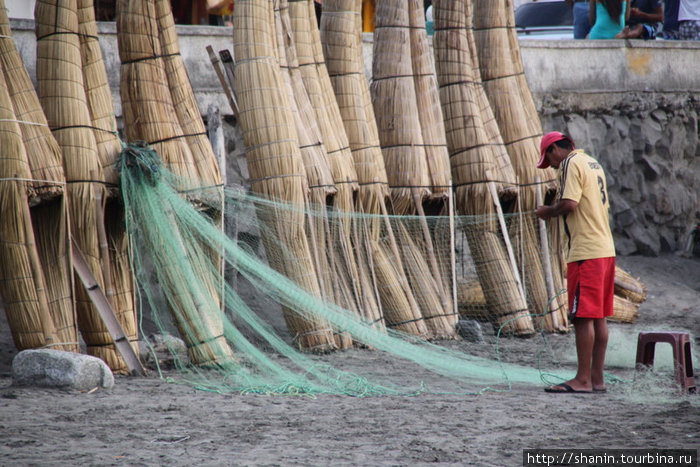 Рыбак ремонтирует сеть Трухильо, Перу