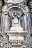 Статуя на фасаде Кафедрального собора в Пуно