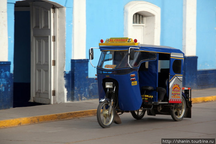 Типичный тук-тук — трехколесный мотороллер-такси Пуно, Перу