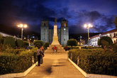 Ночью на центральной площади перед Кафедральным собором