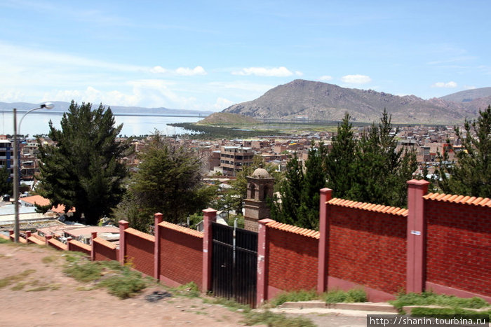 Красный кирпичный забор Пуно, Перу
