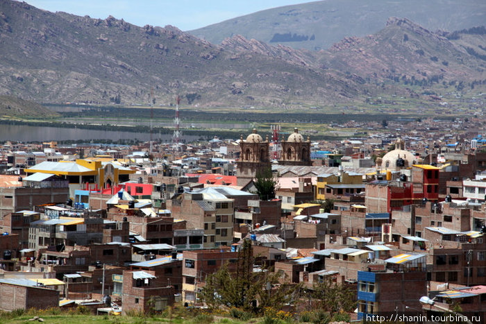 Вид на центр Пуно с Кафедральным собором Пуно, Перу