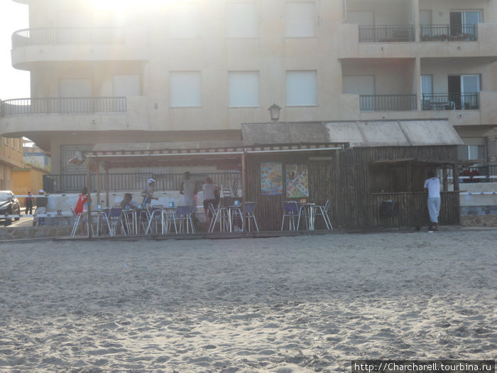 Чирингито — бар на пляже, традиционное для Испании заведение, в котором можно пивка хлебнуть. Лос-Альказарес, Испания