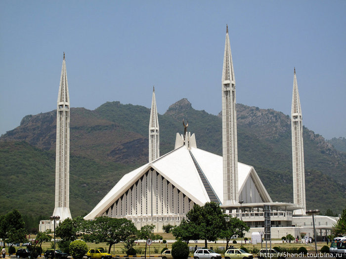 Мечеть Фейсала в Исламабаде, одна из крупнейших в мире, сделана в форме бедуинского шатра. Среди местных популярна байка о глупом Буше, подозревавшем, будто в минаретах спрятаны баллистические ракеты. Пакистан