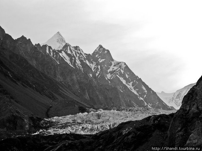 Некоторые ледники подползают почти к самому шоссе Пакистан