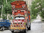 Любой водитель грузовика в Индии и в Пакистане считает своим долгом украсить железного друга как можно пышнее