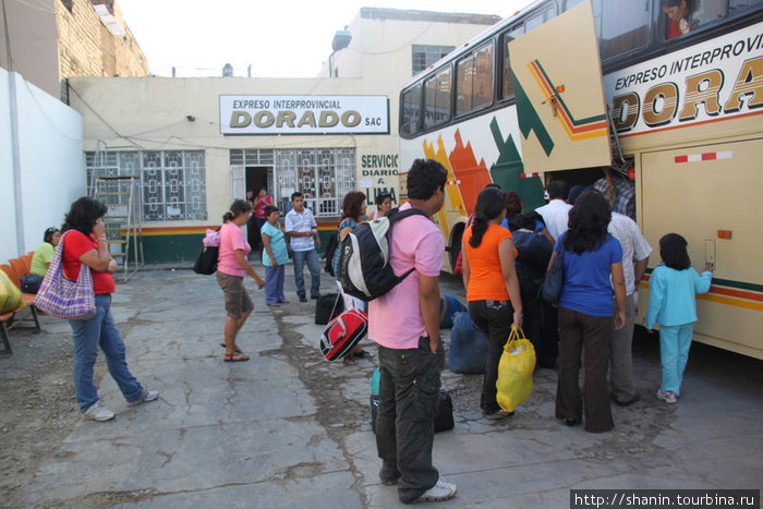 Посадка в автобус на автовокзале в Трухильо Трухильо, Перу