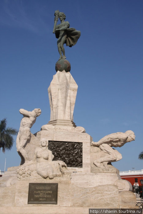 Монумент на центральной площади Трухильо, Перу