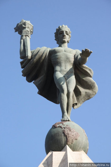 Фигура на вершине монумента Трухильо, Перу