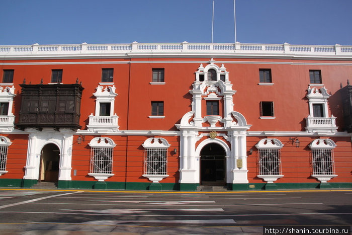 Здание с белыми окнами Трухильо, Перу