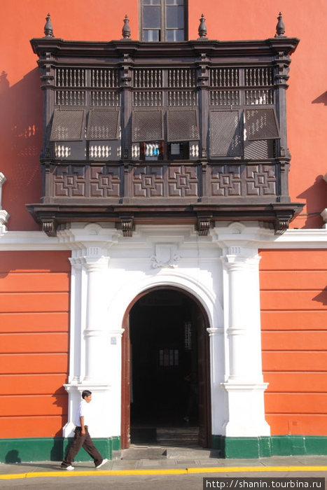 Типичный перуанский балкон — точно такие же можно увидеть в Лиме Трухильо, Перу