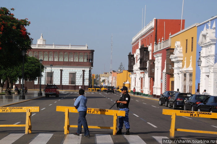 Полицейское оцепление на площади Трухильо, Перу