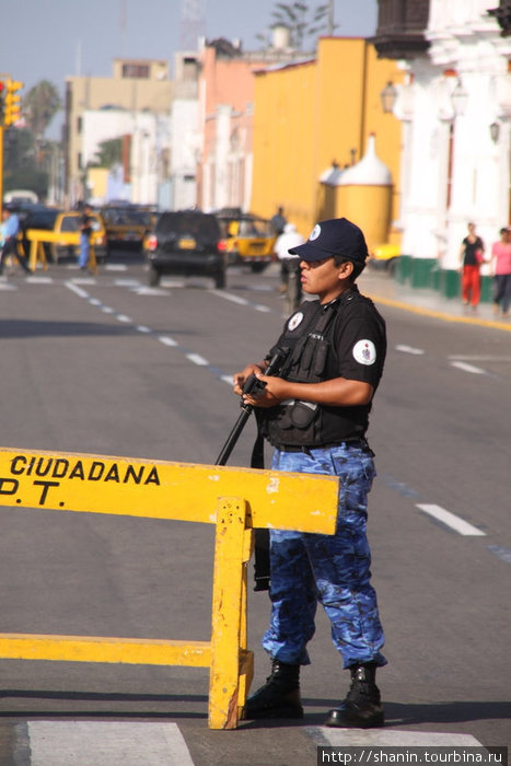 Полицейский с автоматом Трухильо, Перу